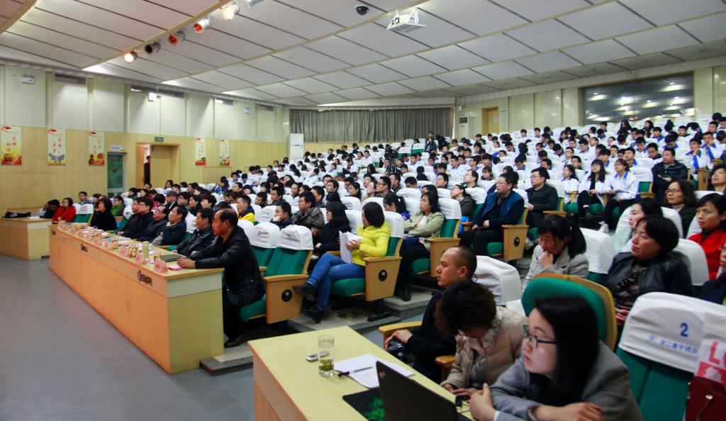 我院师生代表共400余人参加会议